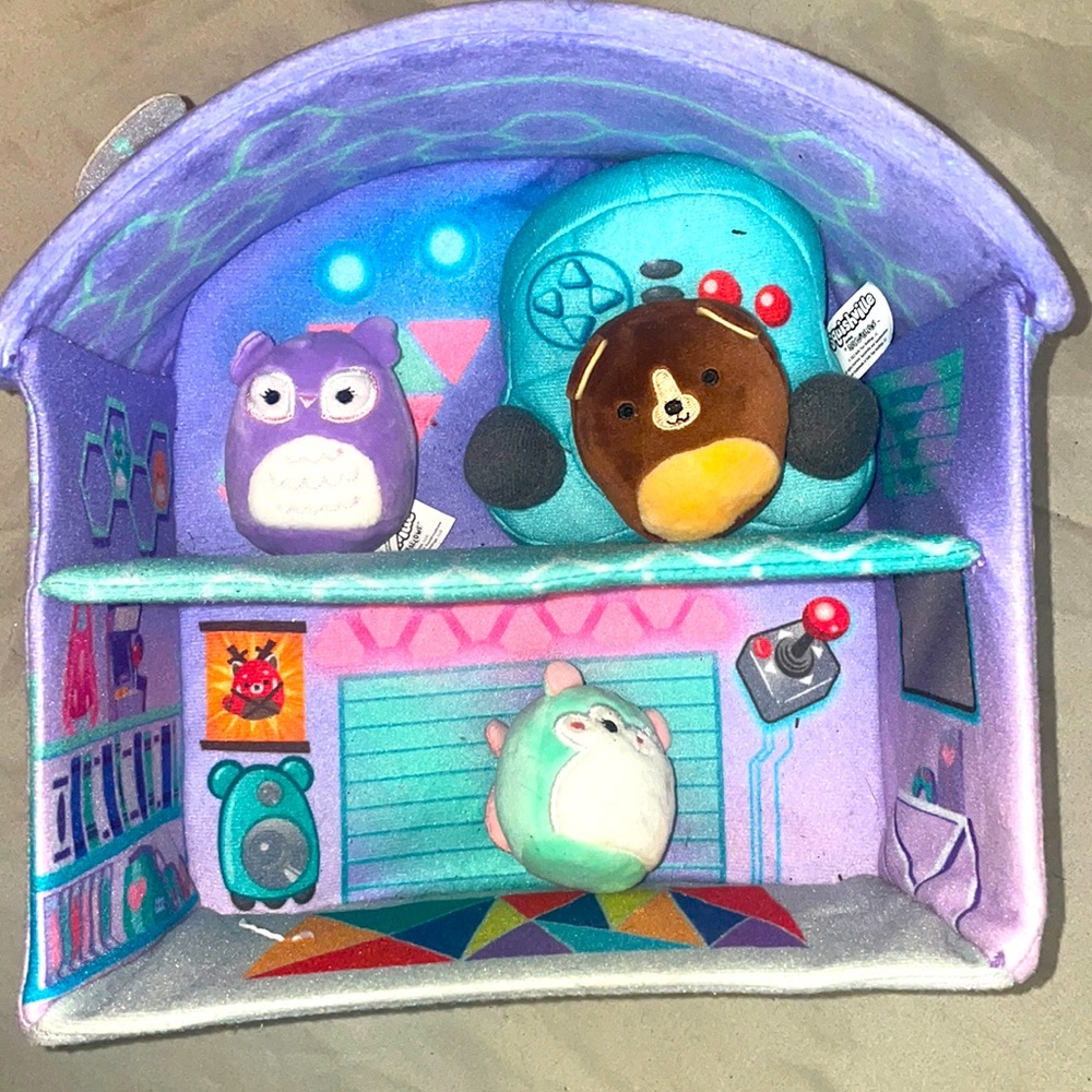 Squishville house and Squishmellows